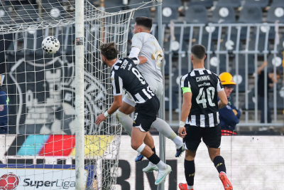 Slika za Partizan ubedljivo gubi, ali i konstantno napada