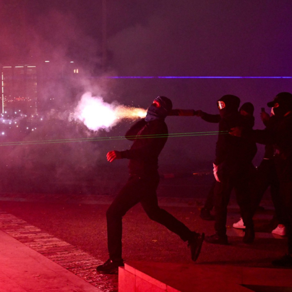 Opšti haos u Tirani: Demonstranti zapalili ministarstvo, policiju gađali kamenicama FOTO/VIDEO