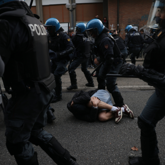 Protesti i u Rimu: Demonstranti bacali flaše na policajce, oni odgovorili vodenim topovima i suzavcem VIDEO