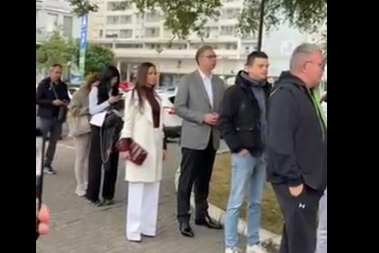Slika za Vučič stigao na biračko mesto; Čeka u redu sa građanima VIDEO