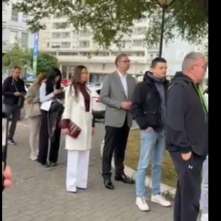 Vučič stigao na biračko mesto; Čeka u redu sa građanima VIDEO