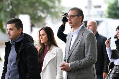 Slika za Vučić stigao na biračko mesto; Čeka u redu sa građanima VIDEO