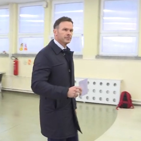 Siniša Mali strpljivo čekao u redu; Glasao jutros na Zvezdari VIDEO