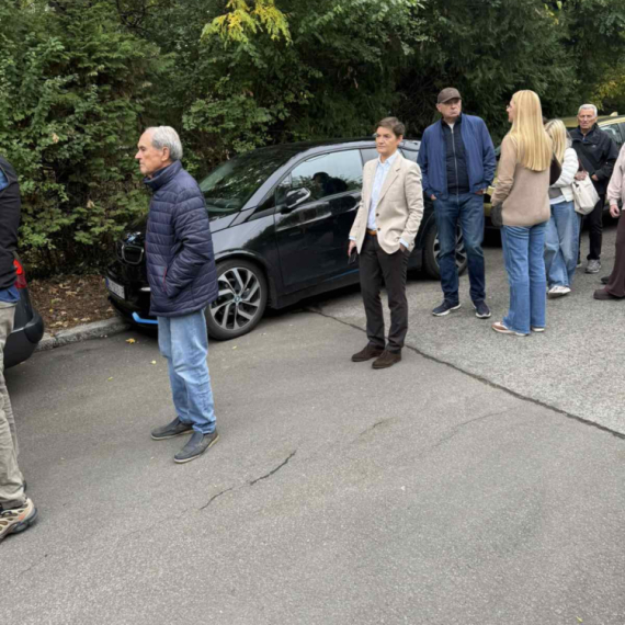 Brnabić stigla na glasanje – čekala u redu sa građanima