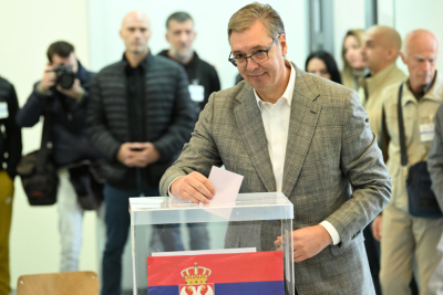 Slika za Vučić glasao; Nosilac liste "Ujedinjena Srbija" strpljivo čekao u redu sa građanima VIDEO