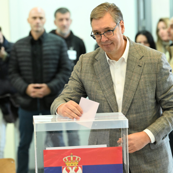 Vučić glasao; Nosilac liste "Ujedinjena Srbija" strpljivo čekao u redu sa građanima VIDEO