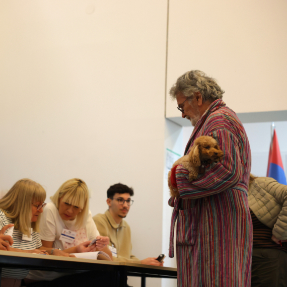 Nesvakidašnja scena na glasanju – gospodin došao na biračko mesto u neobičnom izdanju FOTO