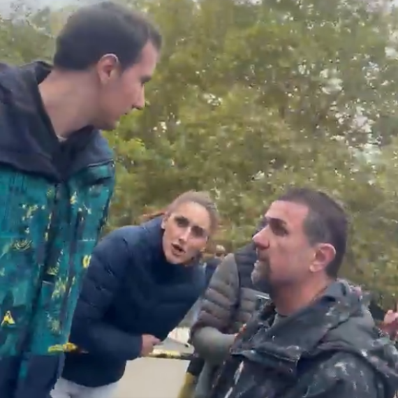 Devojka donela kafu članovima biračkog odbora, blokaderi joj zabranili da uđe VIDEO