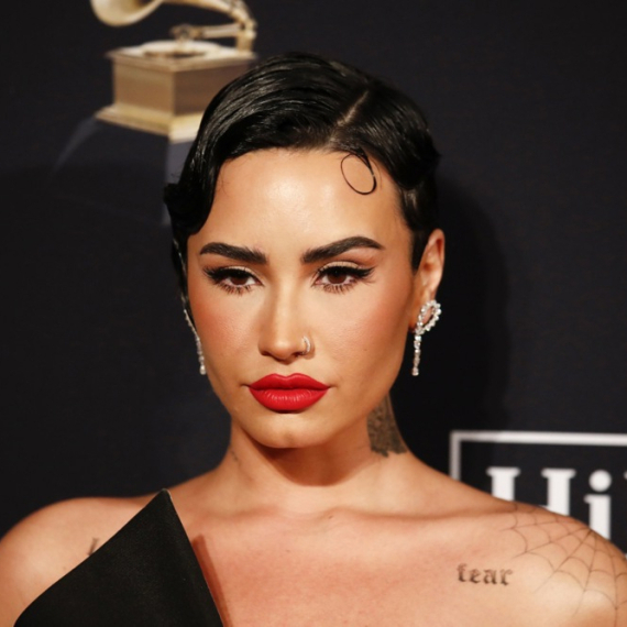 Demi Lovato završila u bolnici: Oglasila se nakon uznemirujuće fotografije FOTO