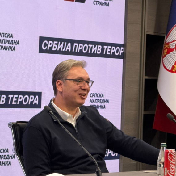 Vučić se oglasio iz prostorija SNS: "Sa svojim saborcima – borimo se za našu Srbiju" FOTO