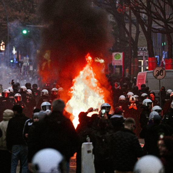 Generacija Z digla ustanak: Zasuli policiju flašama i petardama, barikade gorele; Ima povređenih FOTO/VIDEO